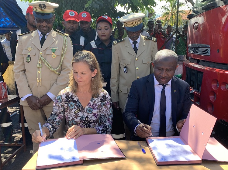 image Le PNUD remet du matériel anti-incendie à la sécurité civile